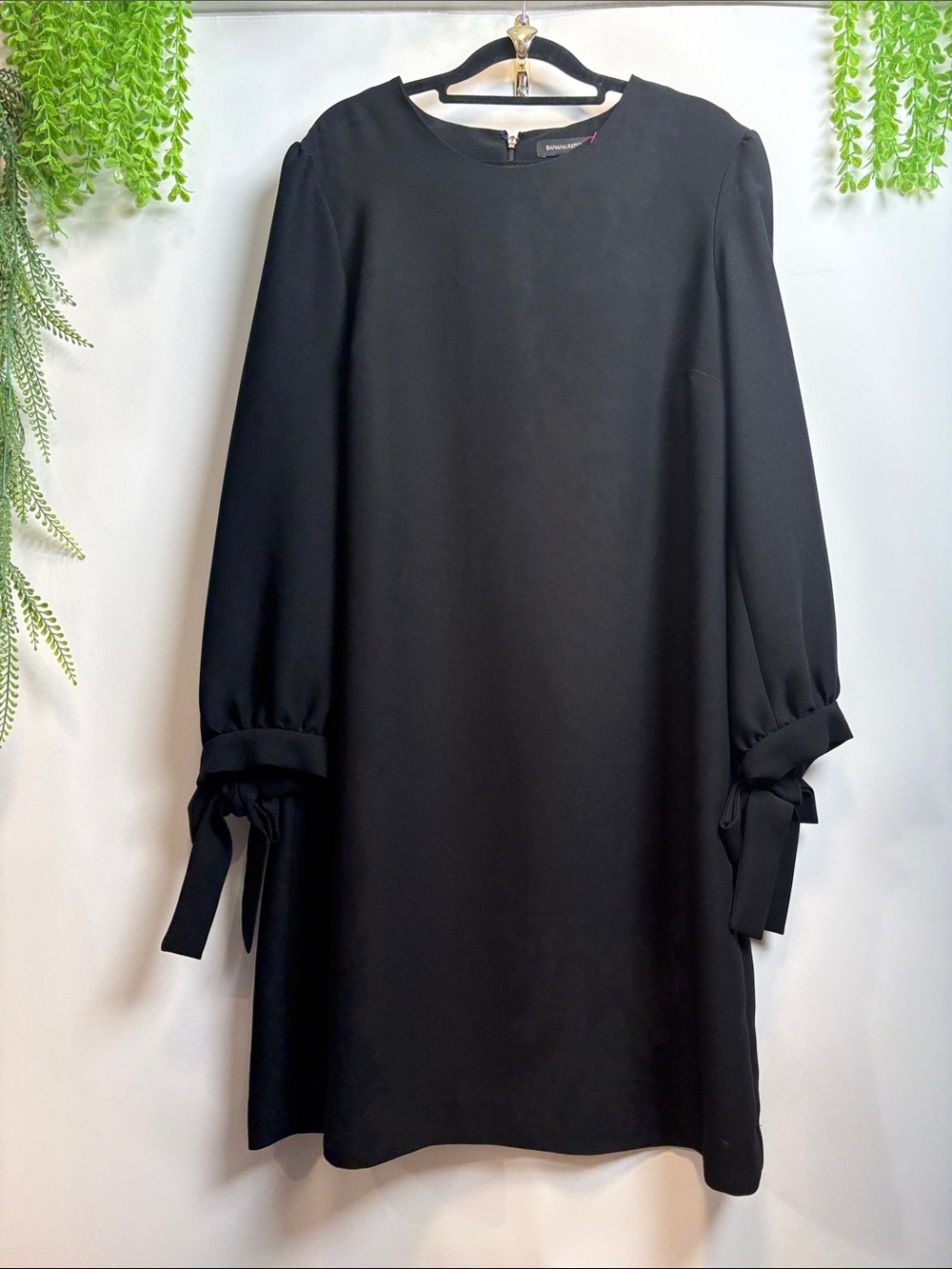 Banana Republic Black Long-Sleeve Tie Cuff Shift Dress